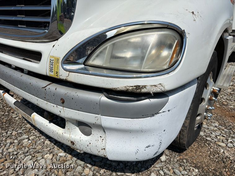 image for item YA4154 2013 Freightliner Columbia semi truck