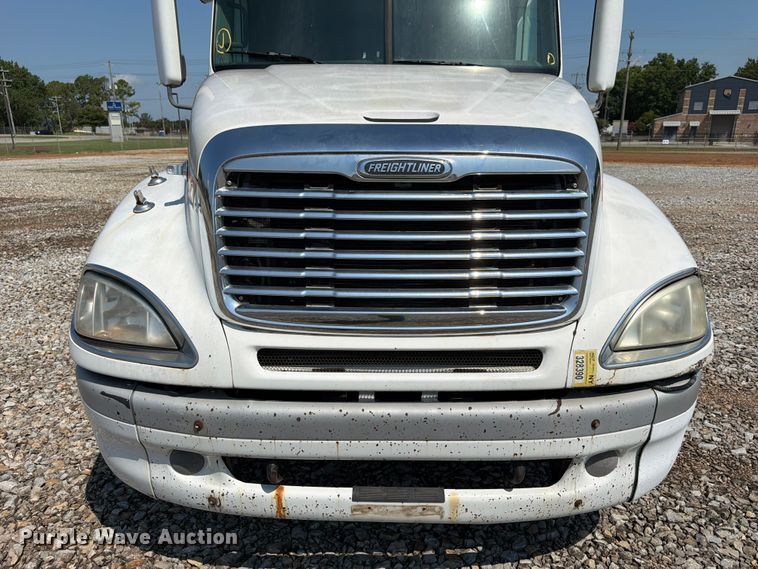 image for item YA4154 2013 Freightliner Columbia semi truck