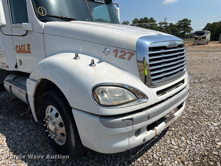 image for item YA4154 2013 Freightliner Columbia semi truck