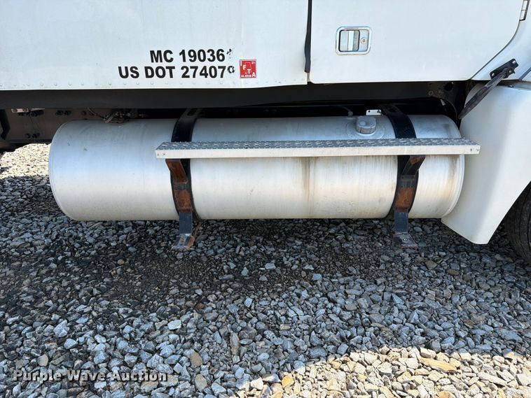 image for item YA4154 2013 Freightliner Columbia semi truck