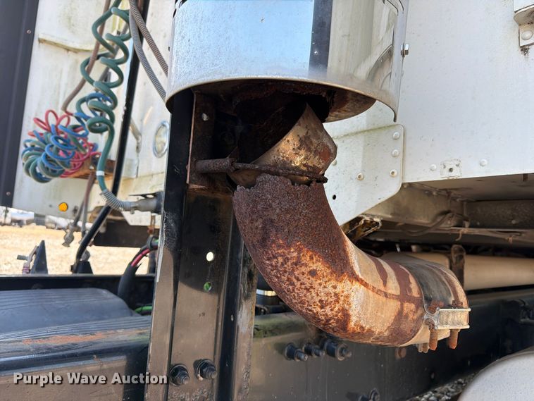 image for item YA4154 2013 Freightliner Columbia semi truck