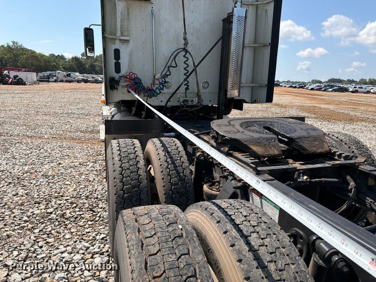image for item YA4154 2013 Freightliner Columbia semi truck