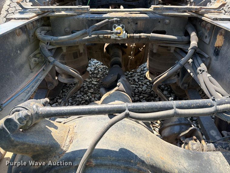 image for item YA4154 2013 Freightliner Columbia semi truck