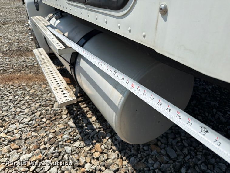 image for item YA4154 2013 Freightliner Columbia semi truck