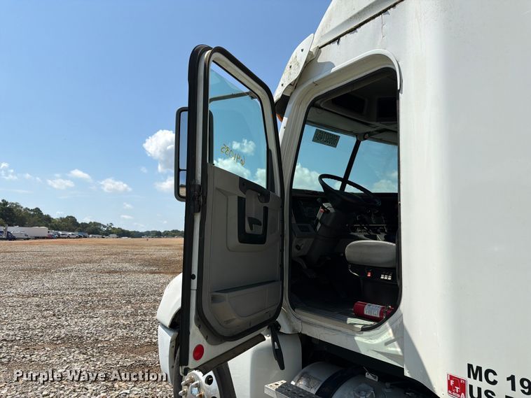 image for item YA4154 2013 Freightliner Columbia semi truck