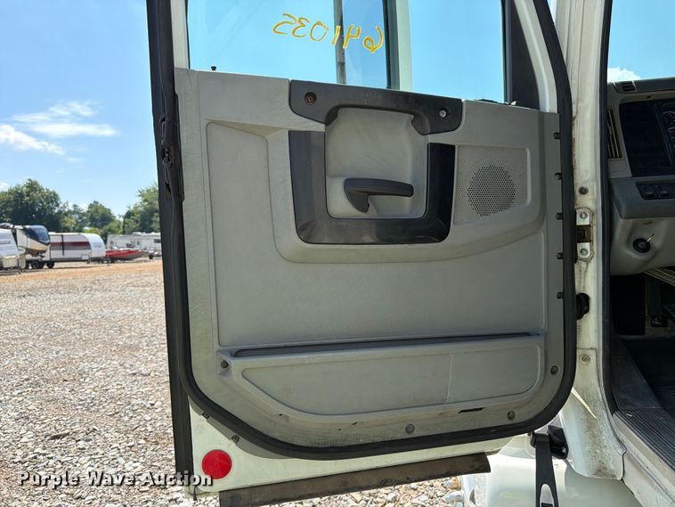image for item YA4154 2013 Freightliner Columbia semi truck