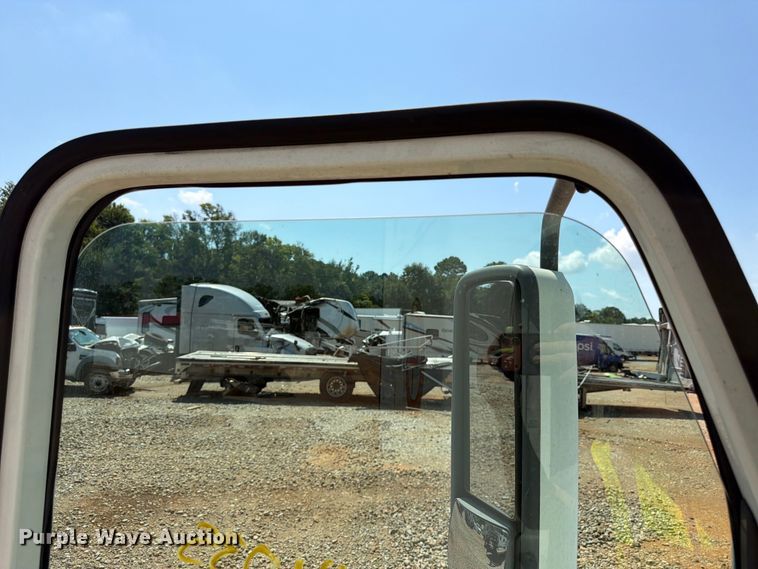 image for item YA4154 2013 Freightliner Columbia semi truck