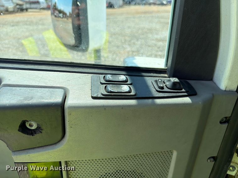 image for item YA4154 2013 Freightliner Columbia semi truck
