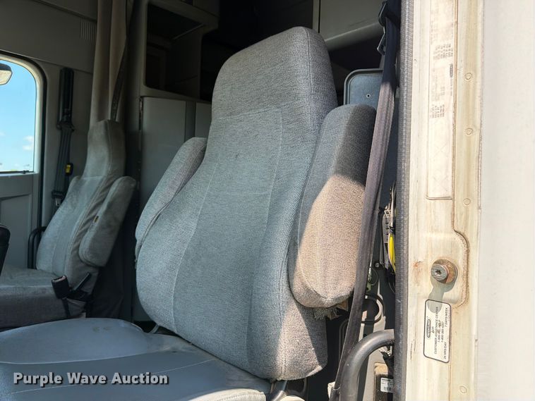 image for item YA4154 2013 Freightliner Columbia semi truck
