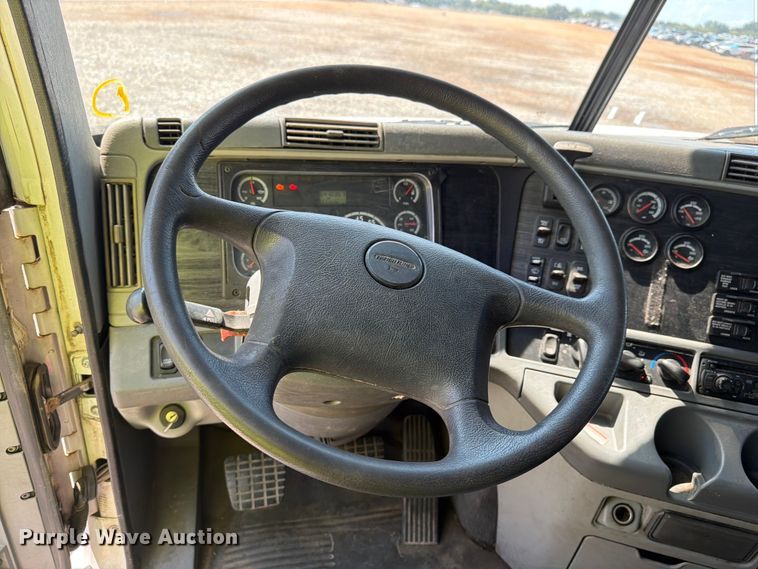 image for item YA4154 2013 Freightliner Columbia semi truck