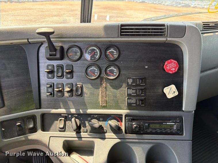 image for item YA4154 2013 Freightliner Columbia semi truck