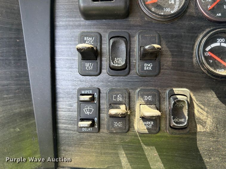 image for item YA4154 2013 Freightliner Columbia semi truck