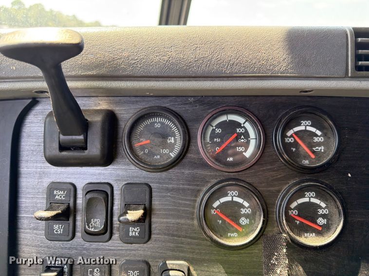 image for item YA4154 2013 Freightliner Columbia semi truck