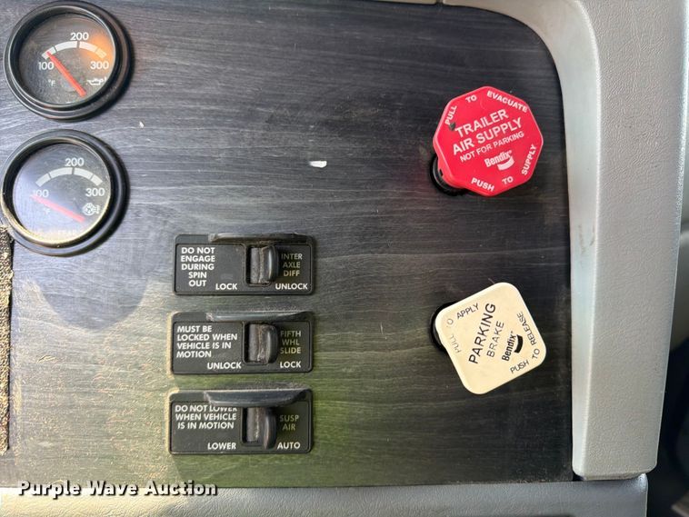 image for item YA4154 2013 Freightliner Columbia semi truck