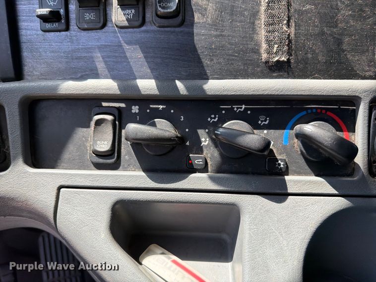 image for item YA4154 2013 Freightliner Columbia semi truck