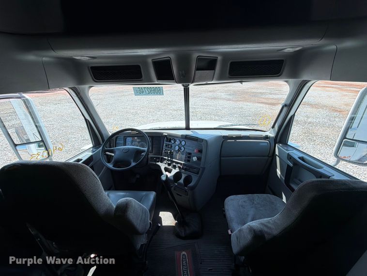 image for item YA4154 2013 Freightliner Columbia semi truck