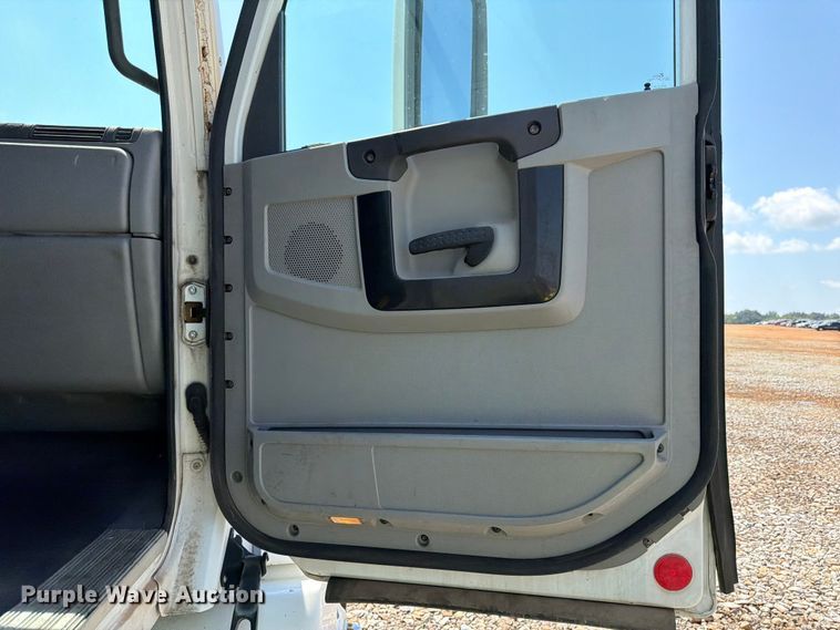 image for item YA4154 2013 Freightliner Columbia semi truck