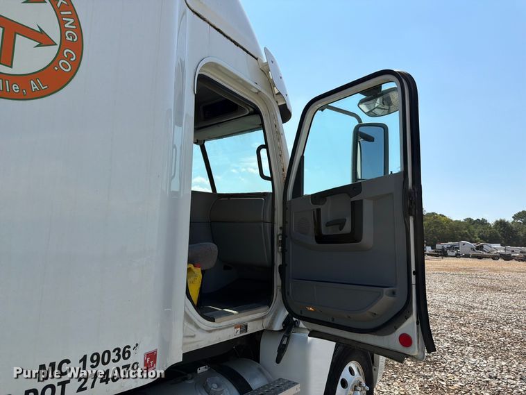 image for item YA4154 2013 Freightliner Columbia semi truck