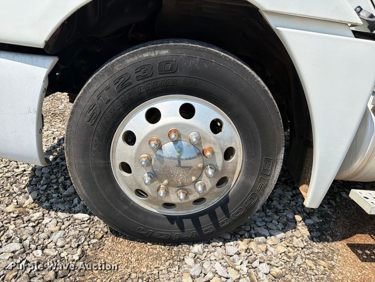 image for item YA4154 2013 Freightliner Columbia semi truck