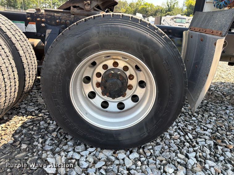 image for item YA4154 2013 Freightliner Columbia semi truck