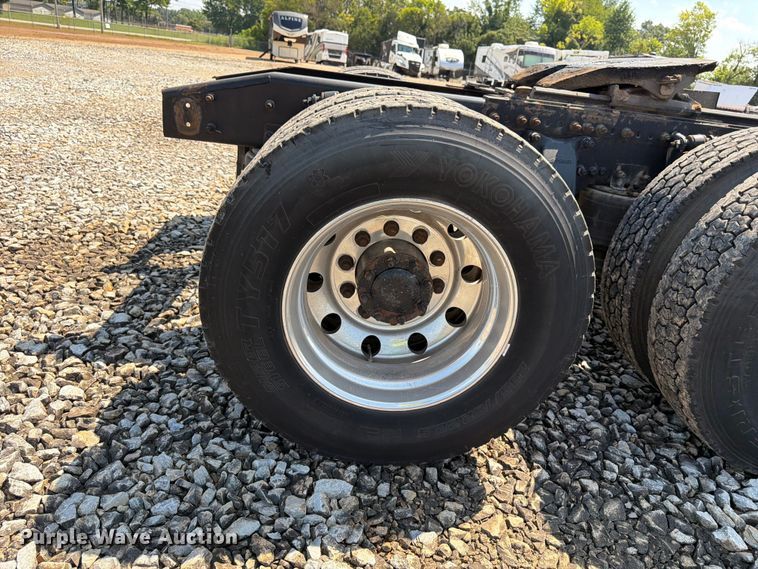 image for item YA4154 2013 Freightliner Columbia semi truck