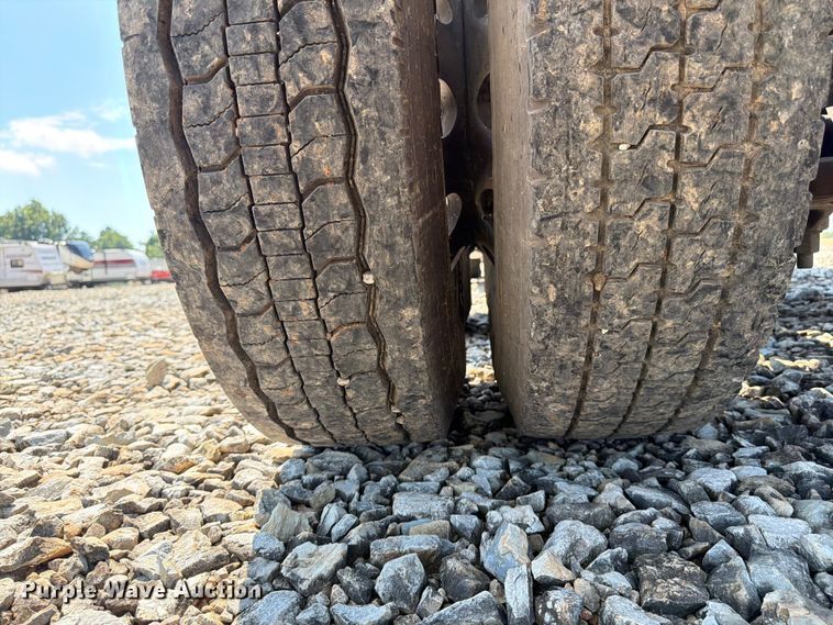 image for item YA4154 2013 Freightliner Columbia semi truck