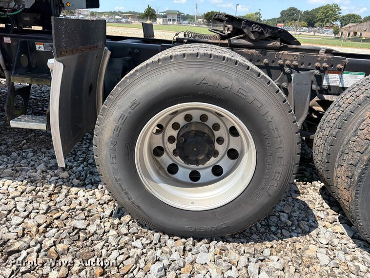 image for item YA4154 2013 Freightliner Columbia semi truck