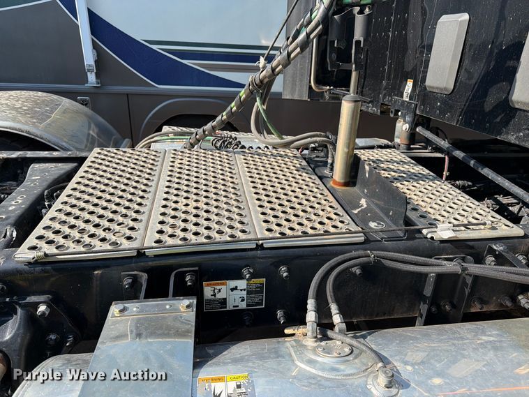 image for item YA4194 2023 Kenworth T880 semi truck