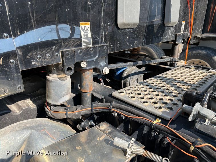 image for item YA4194 2023 Kenworth T880 semi truck