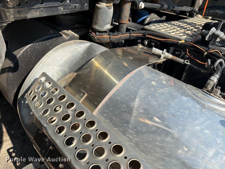 image for item YA4194 2023 Kenworth T880 semi truck