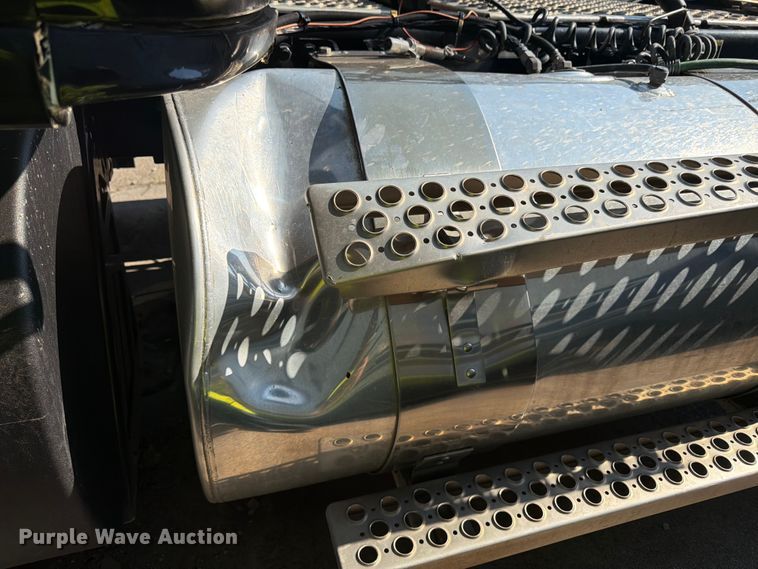 image for item YA4194 2023 Kenworth T880 semi truck