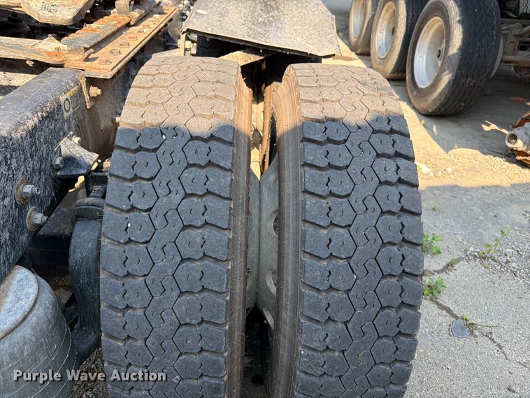 image for item YA4194 2023 Kenworth T880 semi truck