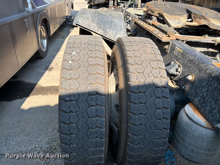 image for item YA4194 2023 Kenworth T880 semi truck