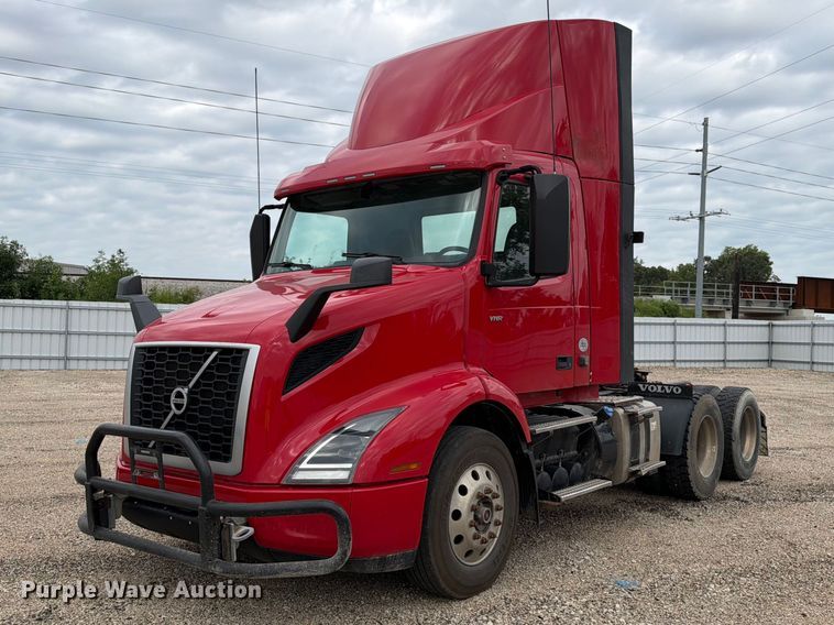 2020 Volvo VNR semi truck