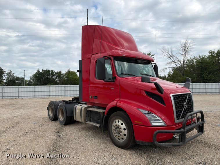 image for item YA4211 2020 Volvo VNR semi truck