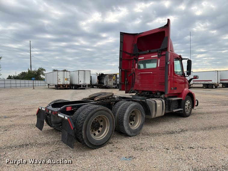 image for item YA4211 2020 Volvo VNR semi truck