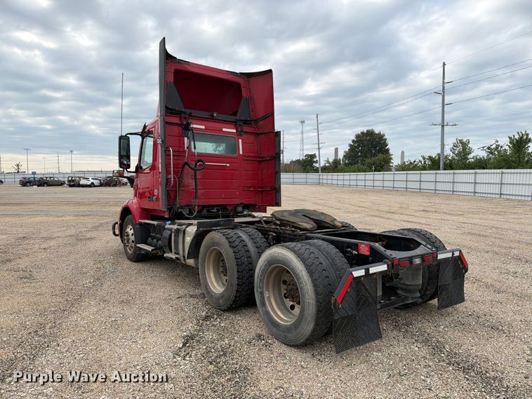 image for item YA4211 2020 Volvo VNR semi truck