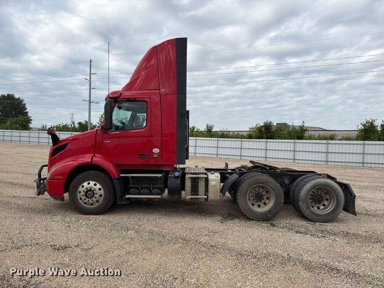 image for item YA4211 2020 Volvo VNR semi truck