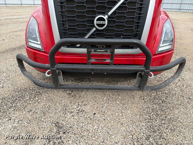 image for item YA4211 2020 Volvo VNR semi truck