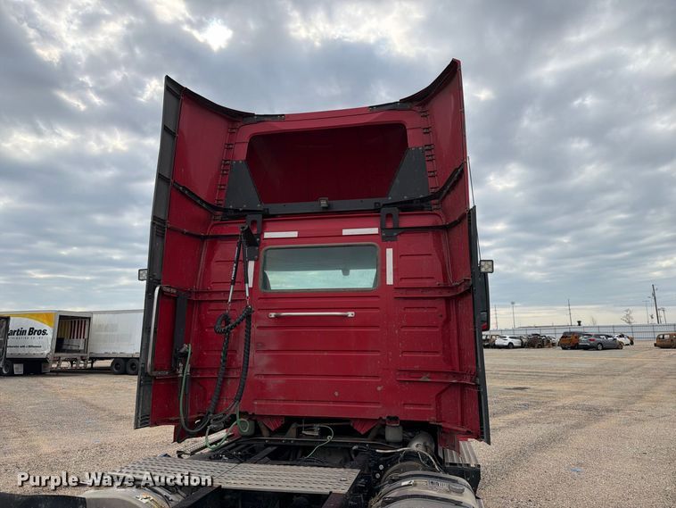 image for item YA4211 2020 Volvo VNR semi truck