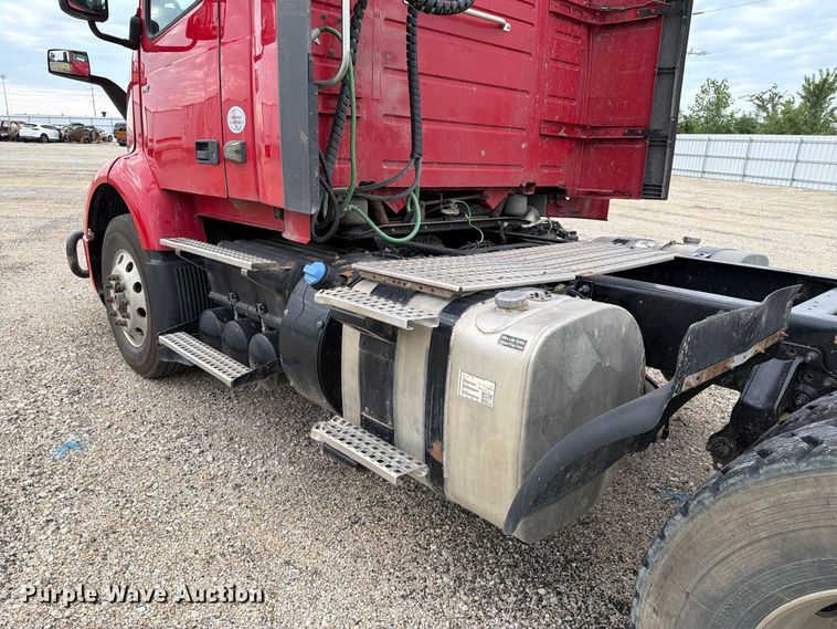 image for item YA4211 2020 Volvo VNR semi truck