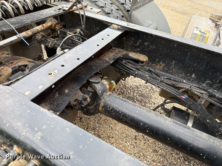 image for item YA4211 2020 Volvo VNR semi truck