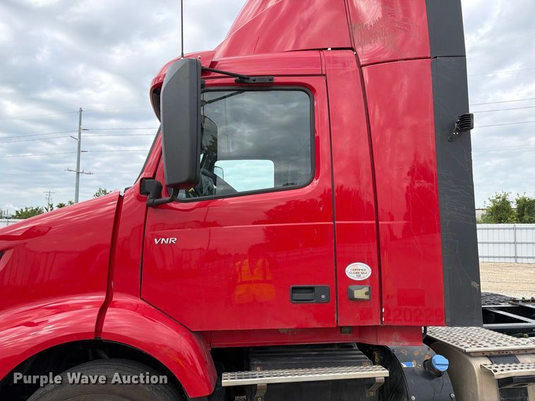 image for item YA4211 2020 Volvo VNR semi truck
