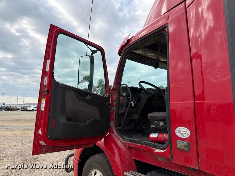 image for item YA4211 2020 Volvo VNR semi truck
