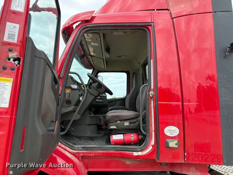 image for item YA4211 2020 Volvo VNR semi truck