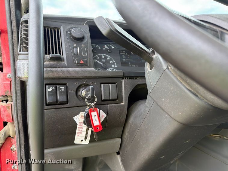 image for item YA4211 2020 Volvo VNR semi truck