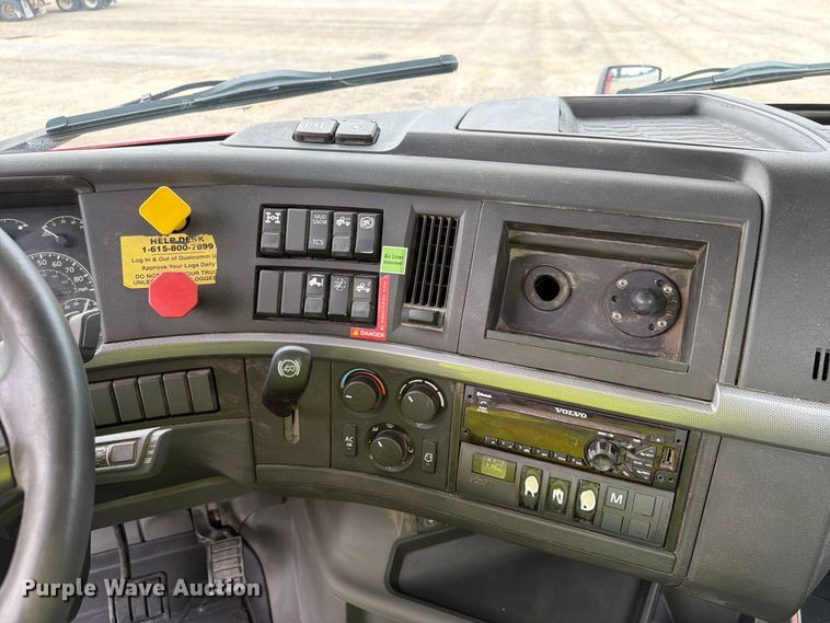 image for item YA4211 2020 Volvo VNR semi truck