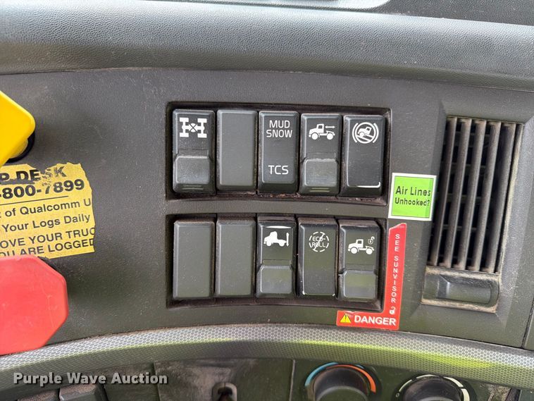 image for item YA4211 2020 Volvo VNR semi truck