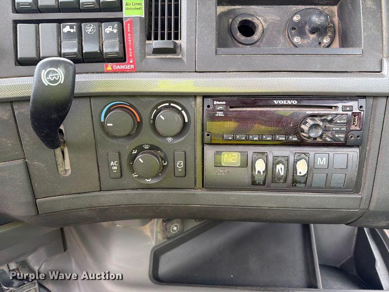 image for item YA4211 2020 Volvo VNR semi truck