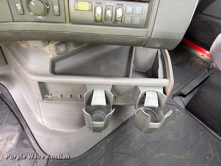 image for item YA4211 2020 Volvo VNR semi truck